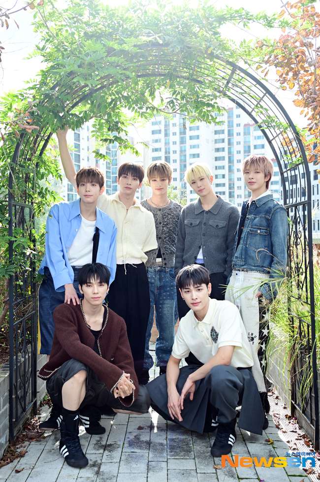 넥스지 “JYP 선배 <b>스트레이 키즈</b> 존경, 성실+겸손 잊지 말라고”[EN:인...