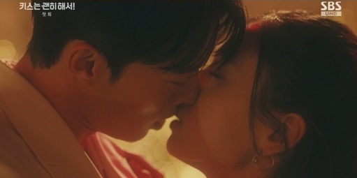 ‘<b>키스</b>는 괜히 해서!’ <b>장기용</b>X<b>안은진</b>, 첫 회부터 천재지변급 <b>키스</b>