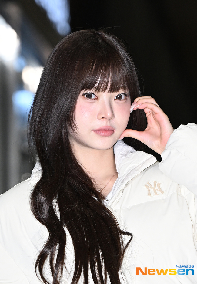 <b>르세라핌 홍은채</b>, 깜찍한 볼하트 [포토엔HD]