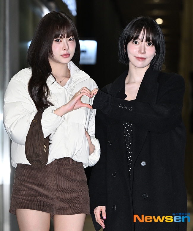<b>르세라핌 홍은채</b>-<b>사쿠라</b>, 김포공항을 밝히는 하트 [포토엔HD]