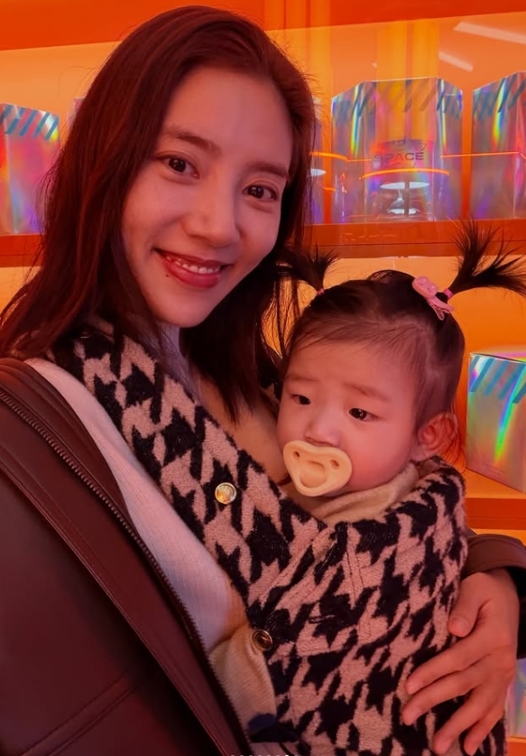 <b>손담비</b>, 미니 이규혁을 품에 안았네…깜찍한 딸과 성수동 나들이