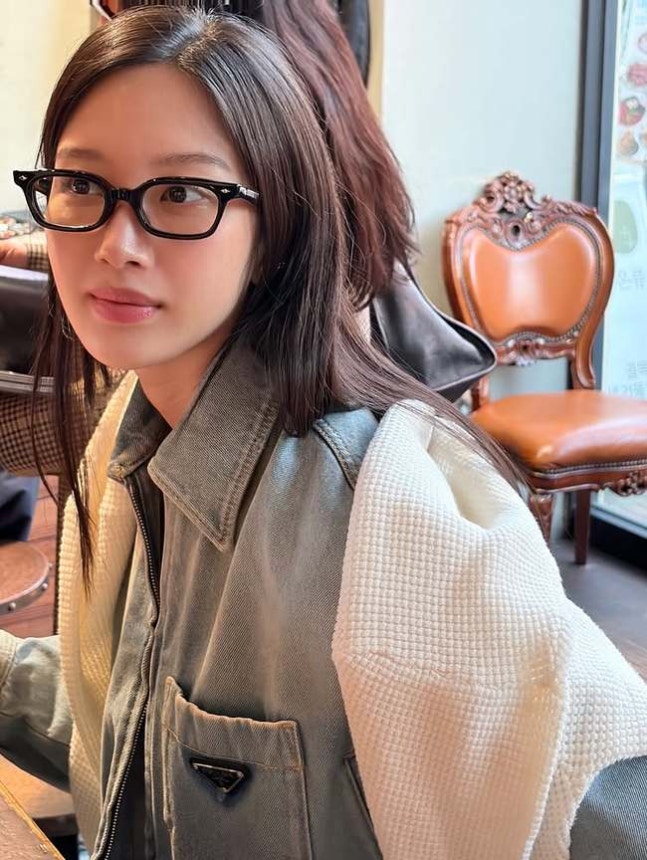 청초하고 따뜻한 분위기로 매력 연출한 문가영