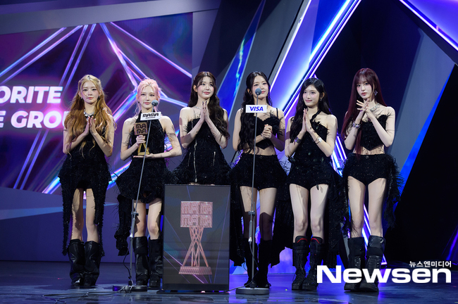 <b>아이브</b>, <b>마마 어워즈</b> ‘페이보릿 피메일 그룹’ 수상 [포토엔HD]