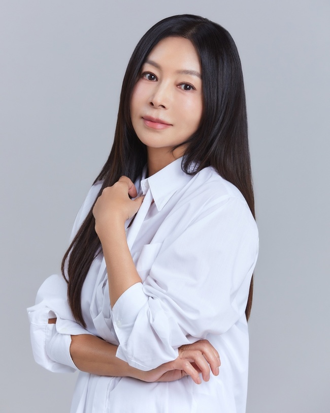 ‘컴퓨터 미인’ <b>황신혜</b>, <b>큐브엔터</b>와 전속<b>계약</b>…아이들 한솥밥 [공식]