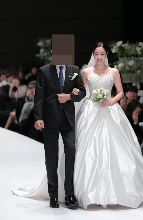 <b>함은정</b>, 8살 연하 감독 <b>김병우</b>와 <b>결혼</b>식 포착…父 꼭 손잡고