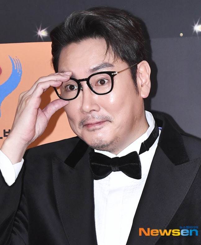 이창동 동생도 은퇴한 <b>조진웅</b> <b>옹호</b>했다 “죗값 받고 노력으로 성공, 굿...