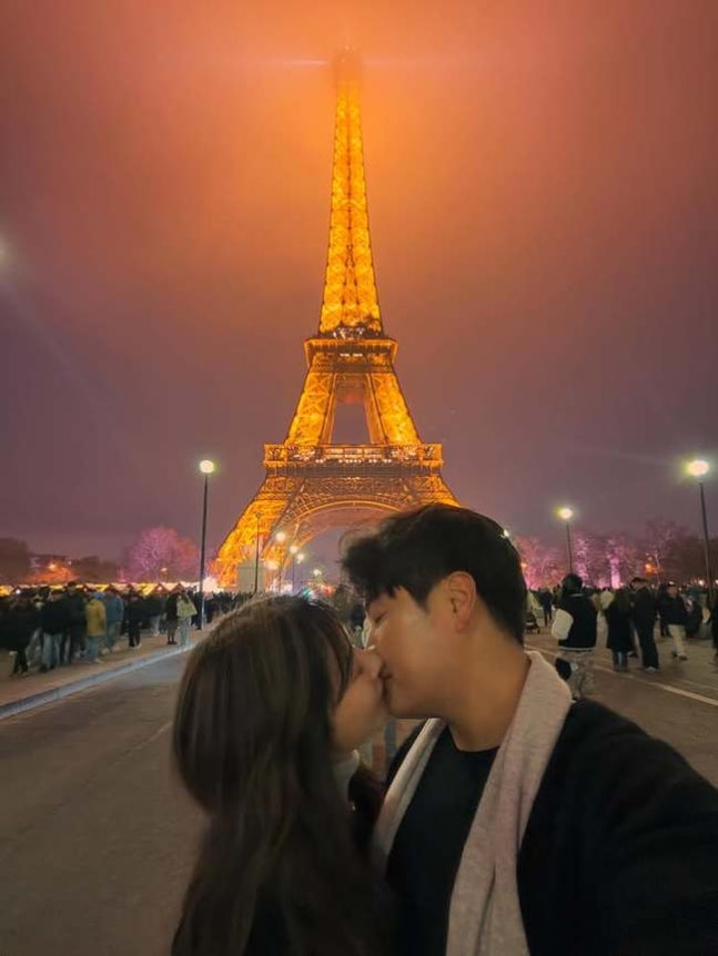 하원미, C사 가방 메고 ♥추신수와 길거리서 진한 키스…에펠탑은 그저 배경