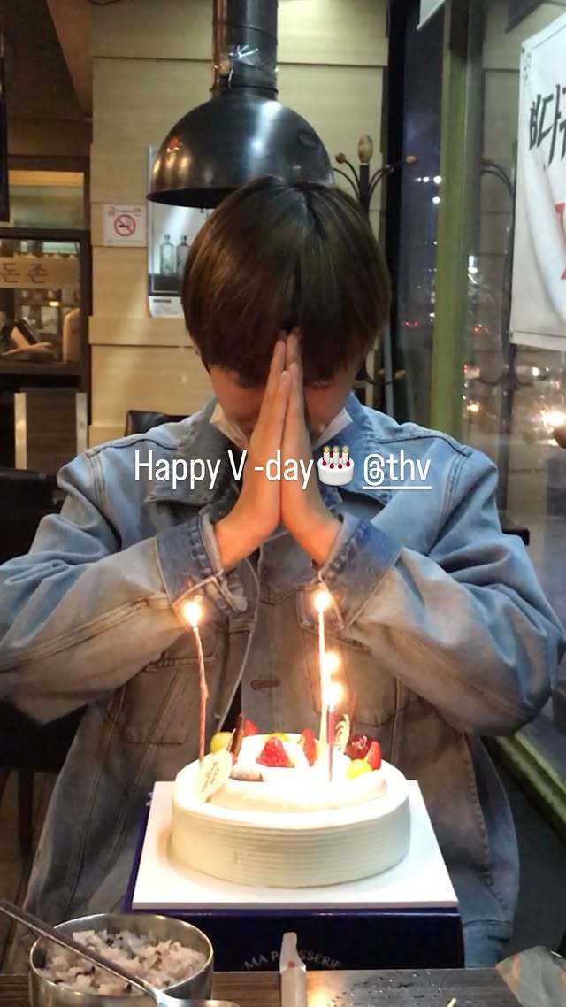 V يحتفل بعيد ميلاده الثلاثين مع أعضاء BTS