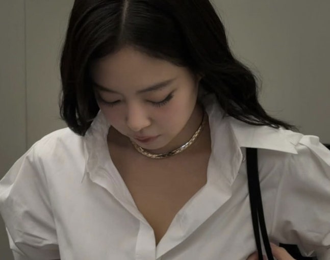 シャネルチョーカーとミニバッグで完成させた大人のラグジュアリー