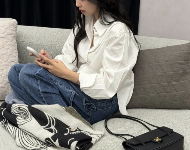 複数のポーズを見せるジェニ、同じコーディネートの表現の豊かさ