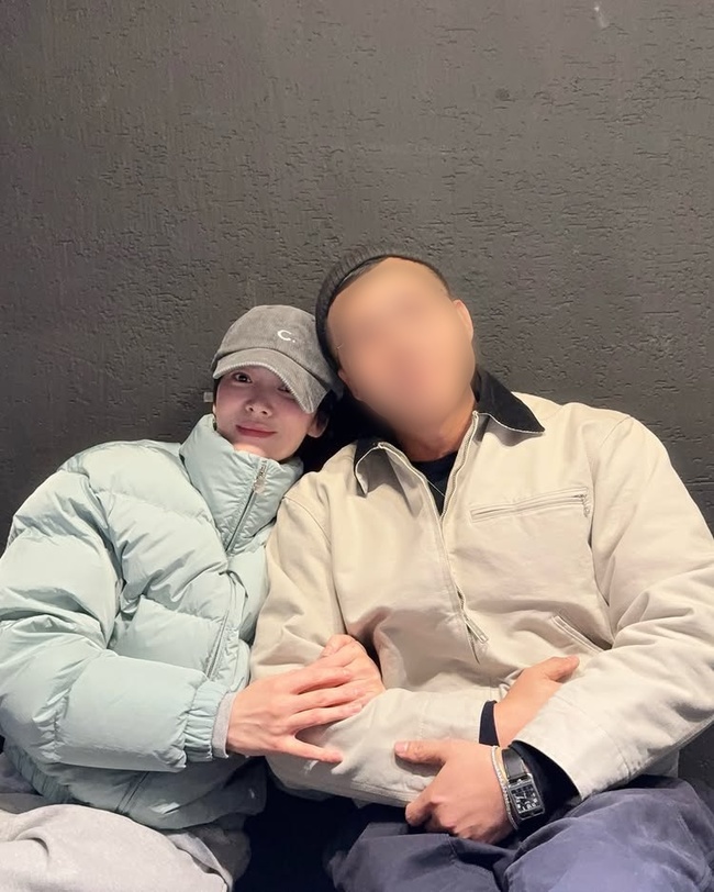 <b>송혜교</b>, <b>남사친</b>과 <b>팔짱</b> 끼고…청순한 얼굴 소멸 직전