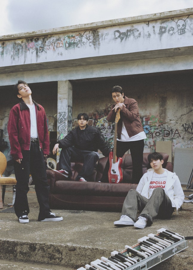 매일이 잘생긴 DAY6의 편안한 분위기의 화보입니다