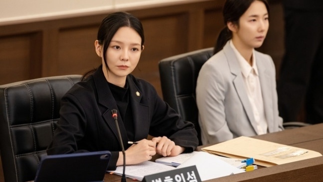 李絮飾演《神與律師事務所》冷血律師韓娜賢，展現內心裂縫與角色情感轉折