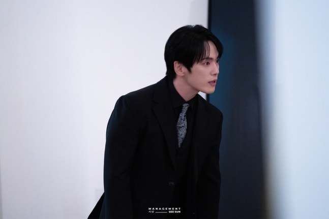 金正賢在《魔女之吻》中以眼神演技詮釋財閥白俊範多重內心世界