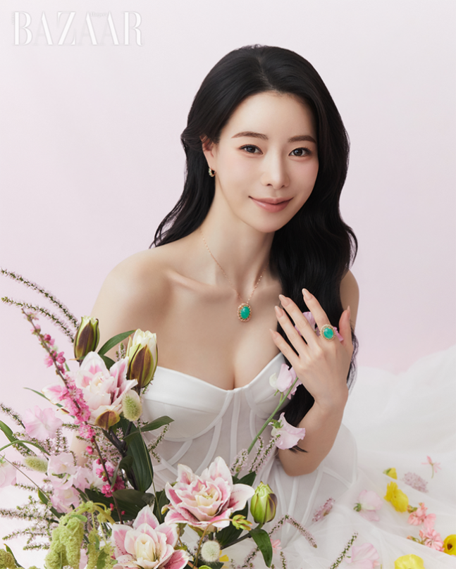 사랑스러운 미소로 화보 분위기를 고조시킨 지연님