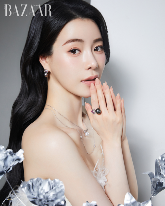 사랑스러운 미소로 화보 분위기를 고조시킨 지연님