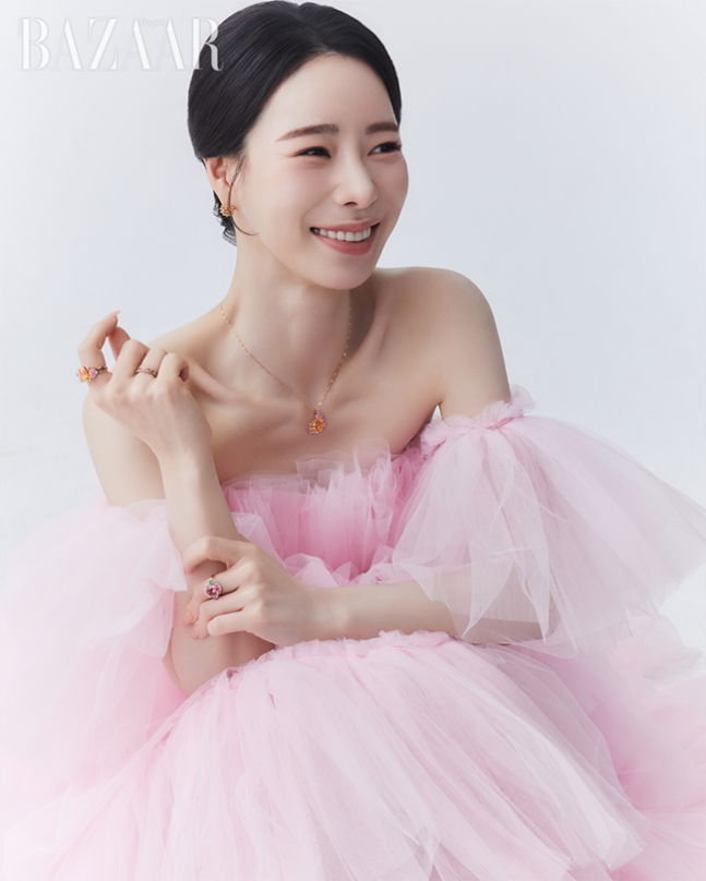 사랑스러운 미소로 화보 분위기를 고조시킨 지연님