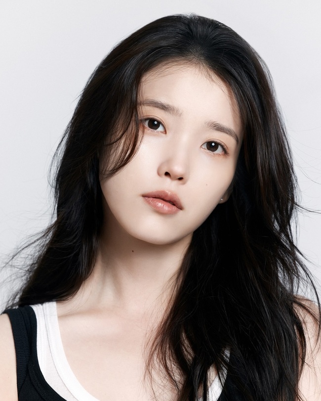 아이유, 스무살 같은 청순함‥‘대군부인’ 첫방 앞두고 새 프로필 공개