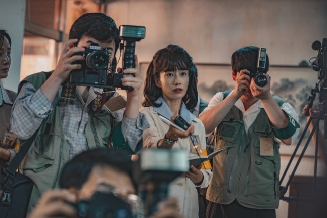 《稻草人》郭善英挑戰記者角色，演繹80年代真相追尋劇情