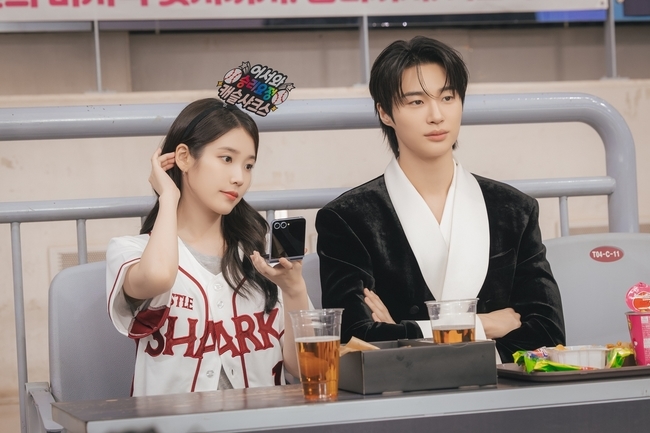 ‘대군부인’ 아이유 -변우석, 야구장 공개 데이트…키스타임 응할까