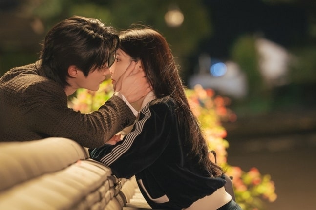 IU與邊佑錫攜手演繹《21世紀大君夫人》甜蜜互動引爆收視熱潮