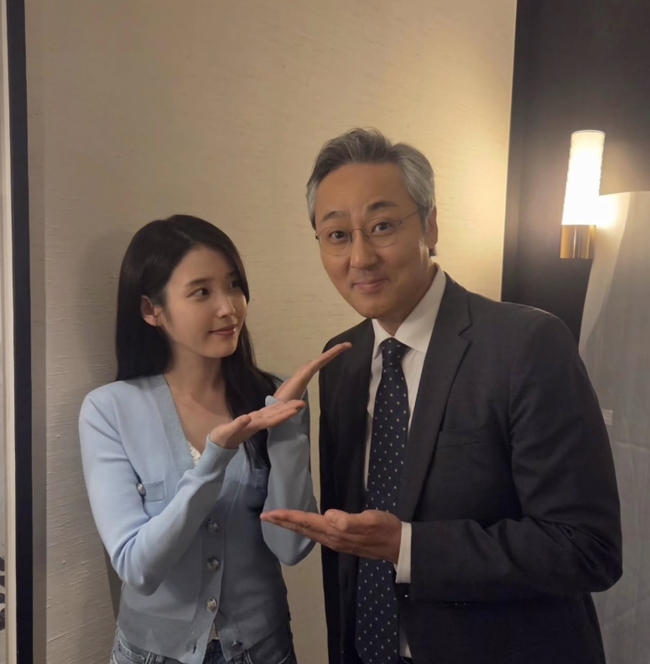‘대군부인’ 주치의 박재완, 아이유 와 투 샷 박제 “8부에서 또 뵙겠다...