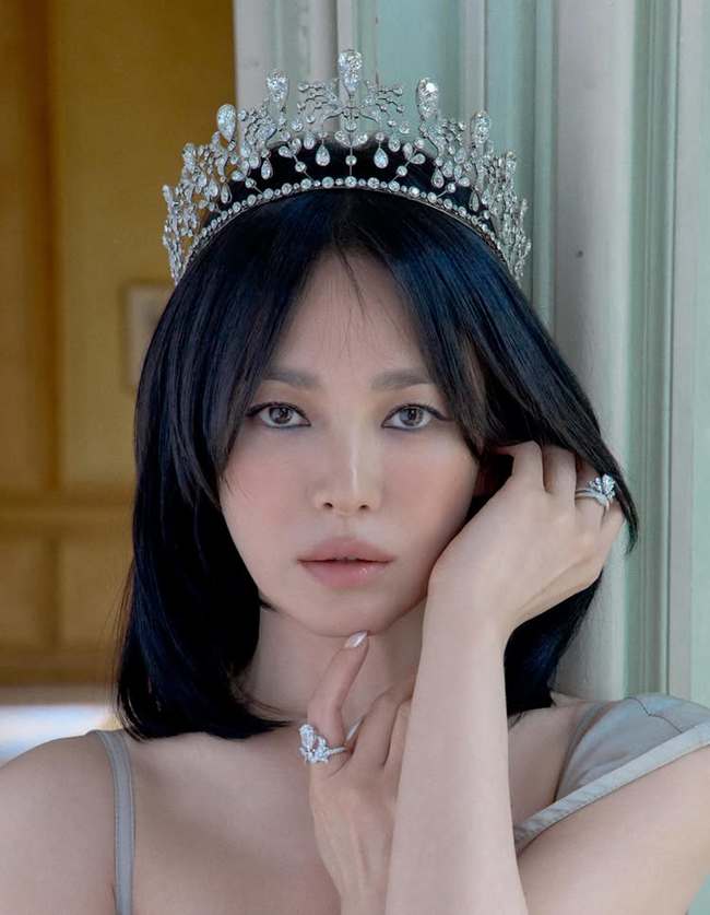고현정 강민경도 반했다…44세 송혜교, B컷이라고? 뱀파이어 급 미모