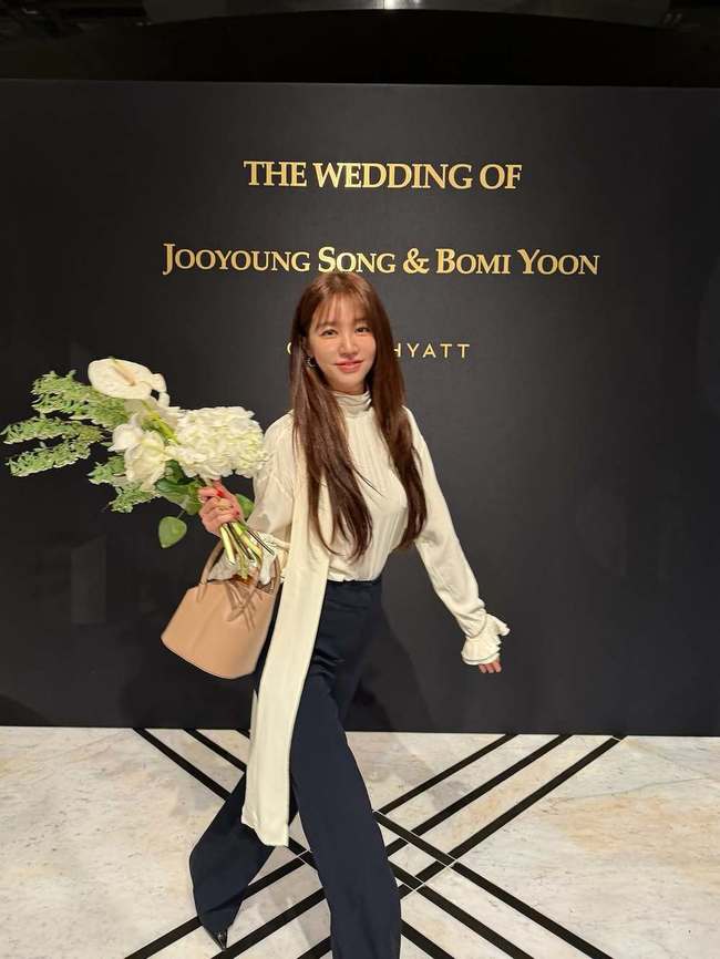 尹恩惠祝賀Apink成員尹普美和Rado新婚快樂…婚禮賓客造型的典範