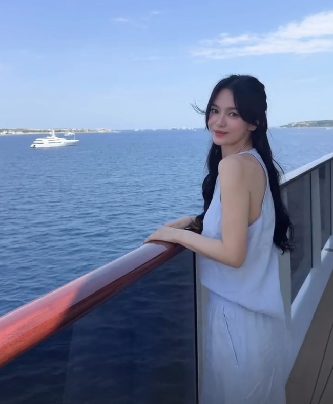 송혜교, 크루즈 위 여신 강림…바다도 반한 청순 미모