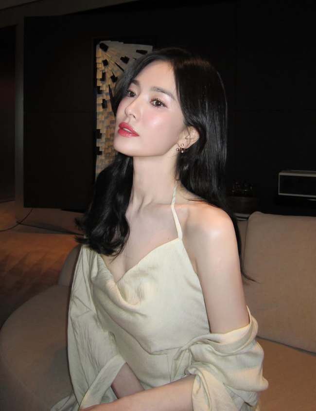 44세 송혜교, 여신 등장…김혜수 수지 강민경 등판하게 한 인형 자태