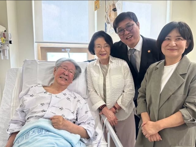 <b>문체부장관</b>, 재활 중인 최불암 병실 찾았다 “특유의 파하 웃음에 안심...