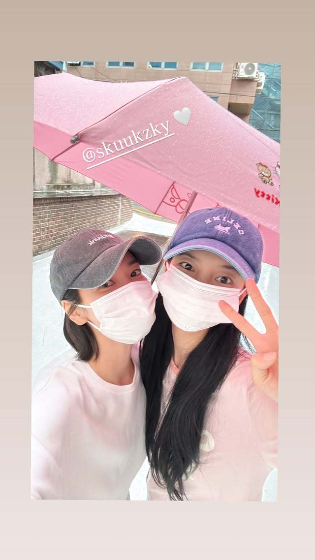 송혜교 수지, 눈만 빼고 꽁꽁 가렸는데 숨길 수 없는 미모…13살 차 뛰어...