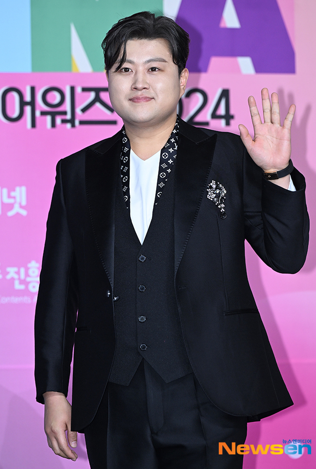 김호중, 멜론 누적 스트리밍 50억 돌파…역대 6번째 골드클럽