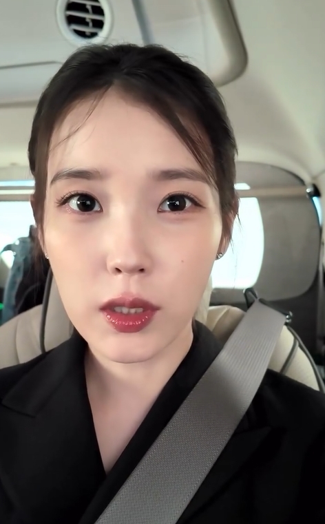 아이유 , 오랜만에 근황인데 “뭔가 잘못됐다고 느꼈지만 뺄 수 없었어”...