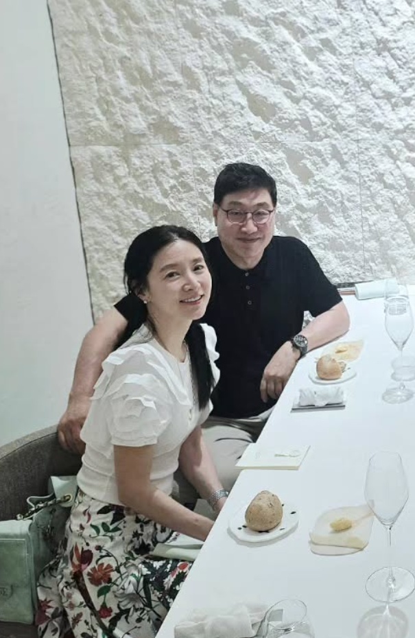 <b>이영애</b>, 20살 연상 <b>남편</b> 옆 소녀 같은 미소…부부 투샷 공개