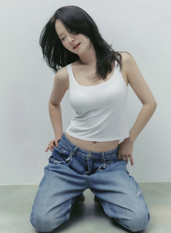 <b>속옷</b> CEO <b>송지효</b>, 이너웨어 <b>화보</b>로 뽐낸 농염함…배꼽까지 드러냈다