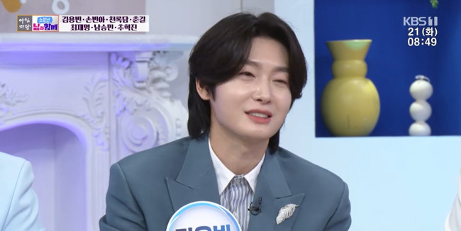 <b>김용빈</b> 눈시울 붉혔다 “팬들 덕분에 할머니 비석 세워드려…뿌듯”(아...