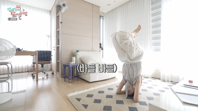 소속사 나온 김<b>아영</b>, 이사한 새 집+업그레이드 된 물구나무 실력 공개(...