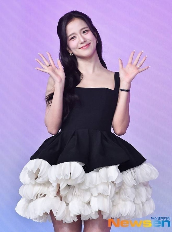 지수, <b>블랙핑크</b> 10주년 <b>팬 홀대 논란</b> 결국 고개 숙여 “마음 무거워, 미...