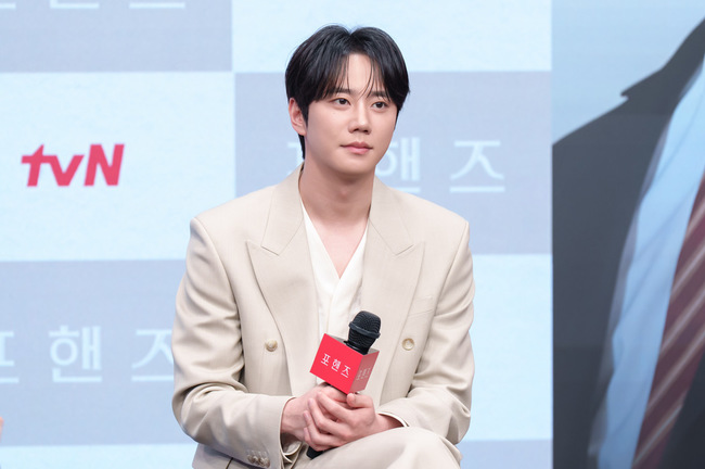 <b>이준영</b>, 입대 한 달 전 근황 포착 “군대서 열심히 훈련받겠죠”(<b>포핸즈</b>...