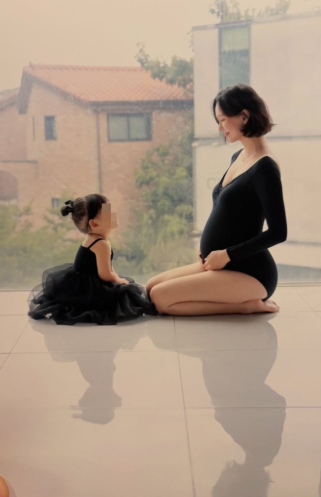 <b>이유영 둘째 출산</b> 임박, 첫째 딸과 <b>만삭 화보</b> 속 우아한 D라인