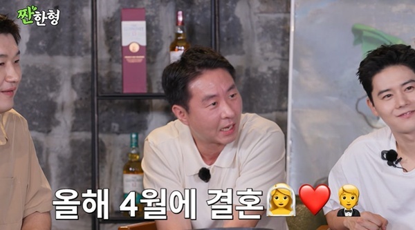4월 <b>결혼</b> <b>이현균</b>, 초면인 ‘신병4’ 팀에 청첩장 투척 “열애 9개월만 결...
