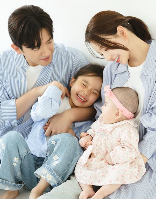 신화 <b>이민우</b> “아빠 행복한 가족 줘서 고마워요” <b>입양</b>한 이아미 <b>딸</b> ...