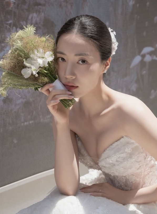대형 다이아반지 자랑했던 <b>류화영</b>, 오늘(12일) 연상의 <b>사업가</b>와 <b>결혼</b>