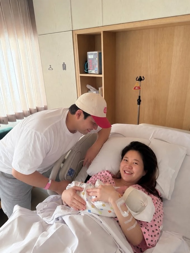 <b>김승혜</b>김해준, 첫 딸 품에 안았다 “자연분만 성공, 부모가 되다니 감...