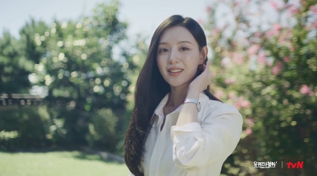 “예쁜 척 하는 게 아니라 예쁘게 태어나” <b>김지원</b>, 자꾸만 웃게 돼(<b>유</b>...