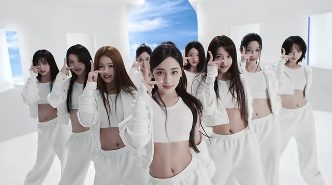 ‘SMP 칼군무’ 꺼낸 A2O vs ‘유럽 클럽 레이브’ 탄 아일릿…도파민 폭...