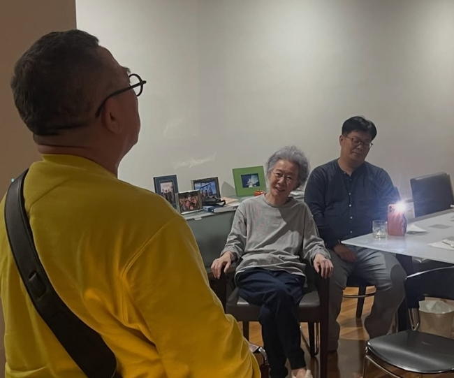 <b>윤여정</b>, 자택서 <b>팔순잔치</b>…정재승 김수철과 오스카 트로피 들고 “조촐...