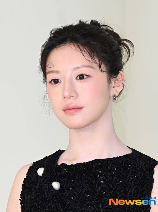 <b>고윤정</b>, <b>미대 여신</b>의 이름 값…10년 전 대학 주점 <b>포스터</b> 주인공