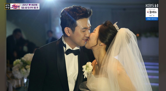 結婚式でタキシード姿のキム・ソングンとウェディングドレス姿のイ・ユンミがキスをする写真